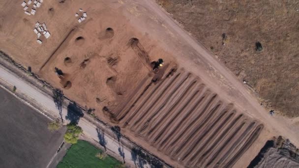 Rotation Aérienne Lente Tracteur Jaune Travaillant Sur Une Ferme Compost — Video