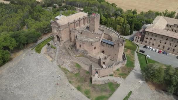 西班牙的Xavier中世纪城堡 从上往下 挂满了国旗和游客 — 图库视频影像