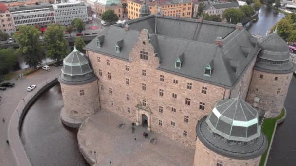 一架无人驾驶飞机向瑞典的Rebro城堡飞去时发射了广角镜头 — 图库视频影像