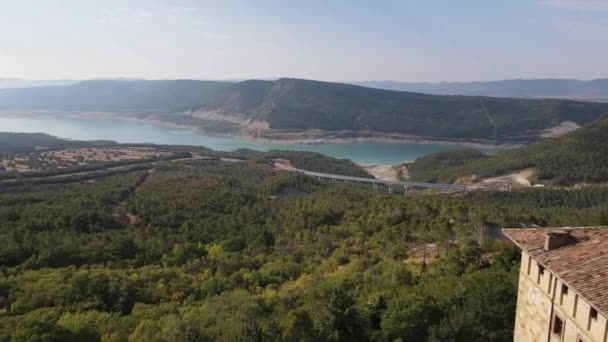 Monastero Leyre Appare Colpo Con Lago Turchese Sullo Sfondo — Video Stock