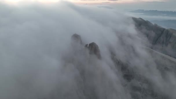 Montagna Coperta Nebbia Nelle Dolomiti Filmati Aerei — Video Stock