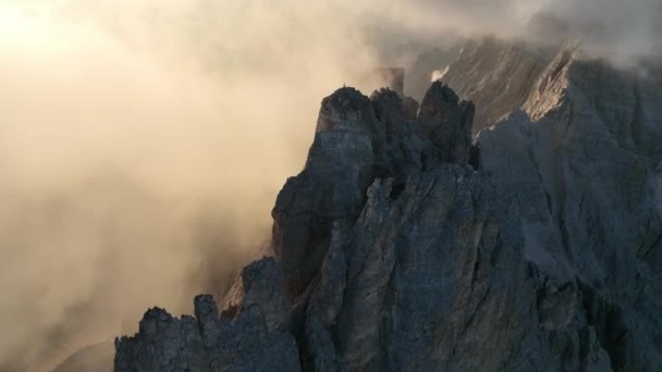 Dolomitlerdeki Kayalık Bir Dağın Insansız Hava Aracı Görüntüleri — Stok video