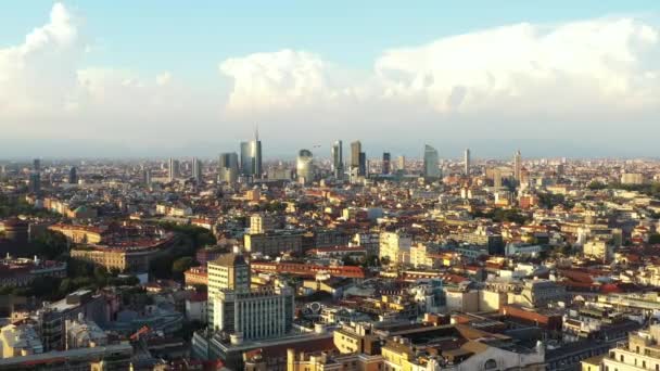 Mediolan Drona Słoneczne Późne Popołudnie Lot Tył Panoramicznym Widokiem Miasto — Wideo stockowe