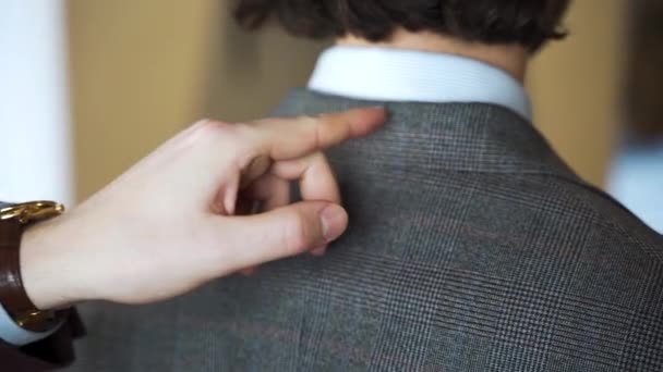 Mostrando Dobladillo Tweed Traje Chaqueta Cuello Cliente Boutique Cerca — Vídeo de stock