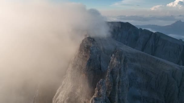 Βραχώδης Κορυφή Στα Δολομίτες Που Περιβάλλεται Από Ομίχλη — Αρχείο Βίντεο