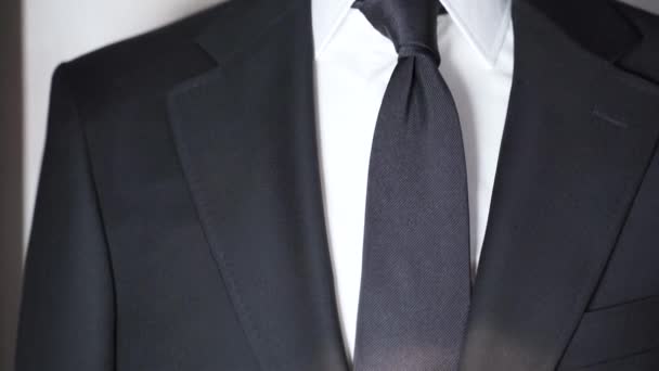 高価な黒のスーツは ファッションブティックのバレーにかかって クローズアップ — ストック動画