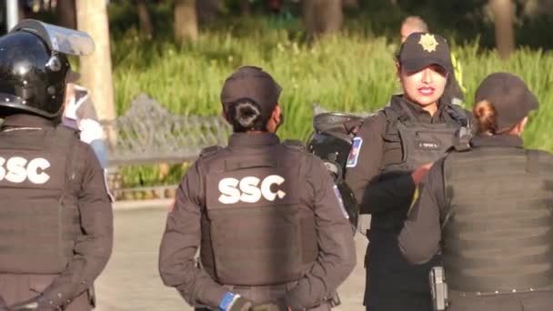 Поліцейський Мехіко Розмовляє Мобільному Телефону Куленепробивному Жилеті — стокове відео