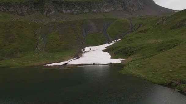 雲の影にBacalpsee湖 後方に大きな雪のシャベルのショット 空中射撃 スイス — ストック動画
