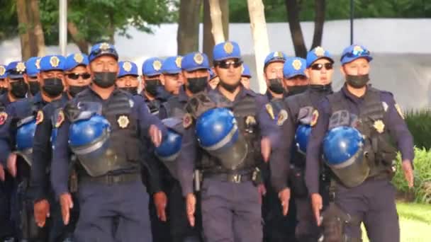 Mexičtí Policisté Kráčející Řadě Armádní Styl Trénink Maskami Modré Přilby — Stock video