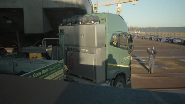 Man Helps Truck Driver Measure His Hands How Much Space — Stock Video