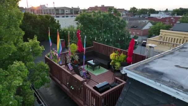 Regenbogen Schwulenfreundliches Restaurant Luftaufnahme Von Sitzgelegenheiten Freien Sommer Sonnenuntergang — Stockvideo