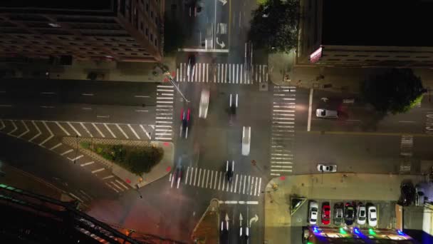 Een Top Vanuit Lucht Zicht Een Nyc Kruising Nachts Camera — Stockvideo