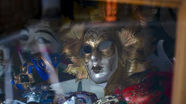 Hermosas Máscaras Carnaval Venecianas Exhibidas Una Tienda Venecia Con Reflejo — Vídeos de Stock