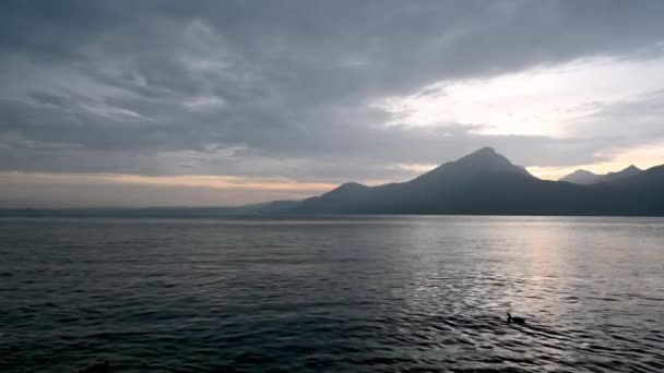 Menawan Matahari Terbenam Menciptakan Pemandangan Indah Danau Garda Italia Tembakan — Stok Video