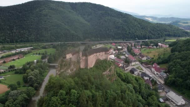 Fliegendes Establishment Über Der Burg Orava Der Slowakei Erschossen — Stockvideo