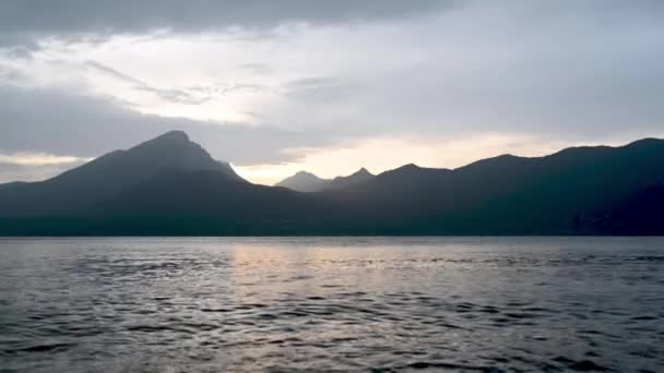 Fantastiska Berg Som Kontrasterar Det Varma Solnedgångsljuset Vid Gardasjön Italien — Stockvideo