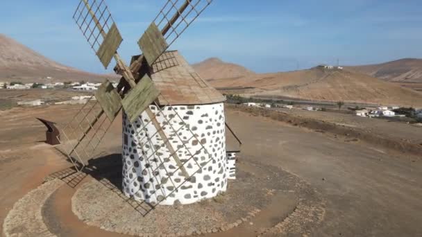 Luchtopname Van Middellange Afstand Een Cirkel Boven Een Graanmolen Fuerteventura — Stockvideo