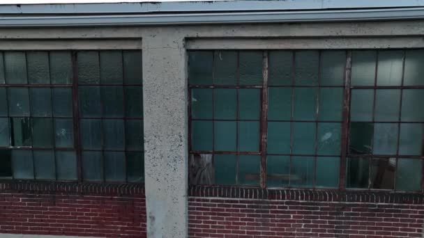 Krossade Glasfönster Utsliten Lagerbyggnad Flygplansbil Skjuten — Stockvideo