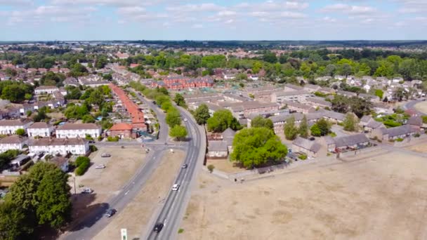 Flygbilder Glider Mot Höger Och Avslöjar Fordon Som Rör Sig — Stockvideo