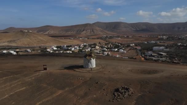 Luchtfoto Weg Van Een Graanmolen Gelegen Het Eiland Fuerteventura Canarische — Stockvideo