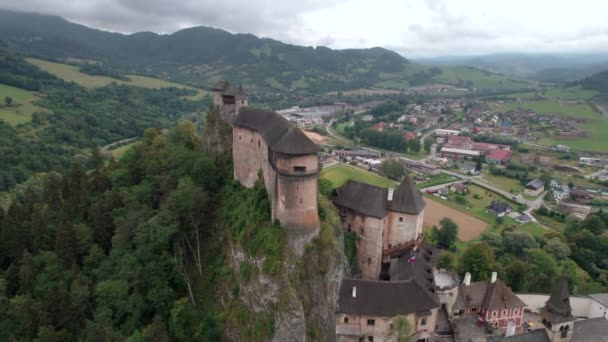 Dolly Vers Arrière Avec Château Orava Centre Entouré Montagnes — Video