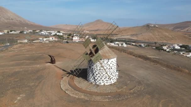 Aerial Shot Orbit Old Cereal Mill Island Fuerteventura Displaying Blades — Stock Video