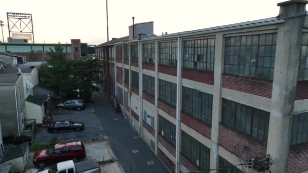 Factory Disrepair Rundown Building Disrepair Broken Windows Home Drug Dealers — Stock Video