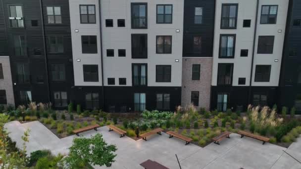 새로운 아파트 주택의 렌터카에 옥상바와 상승하는 — 비디오