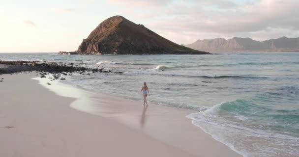 Ung Kvinna Baddräkt Går Stranden Skymningen Hawaii Slow Motion — Stockvideo