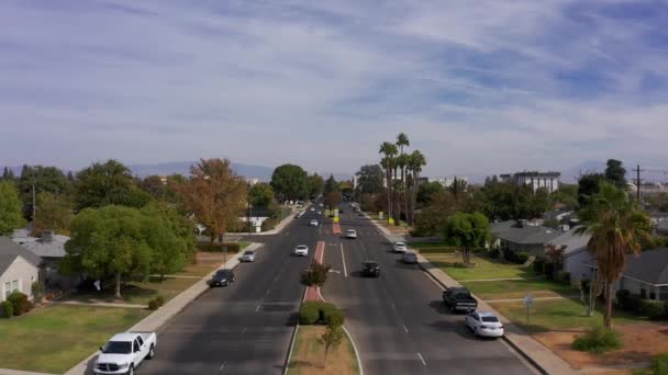 カリフォルニア州ベーカーズフィールド中心街の住宅地を上空から空中で撮影した — ストック動画