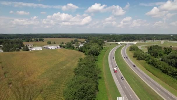 Una Vista Aerea Due Strade Curve Accanto Campo Con Una — Video Stock