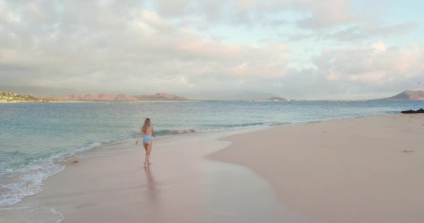 Giovane Donna Costume Bagno Piedi Sulla Spiaggia Tropicale Tramonto Rallentatore — Video Stock