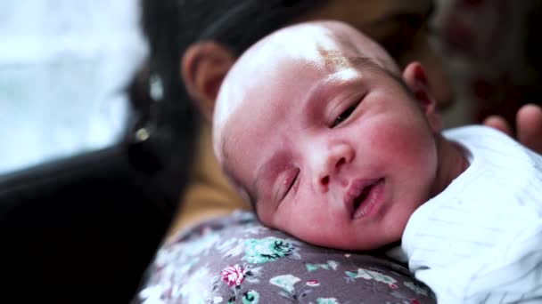 Adorável Menino Recém Nascido Bonito Descansando Ombro Das Mães Com — Vídeo de Stock