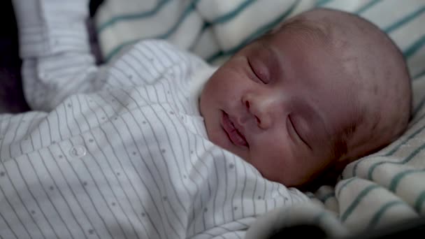 Close Vista Bebê Recém Nascido Muçulmano Com Cabeça Raspada Napping — Vídeo de Stock
