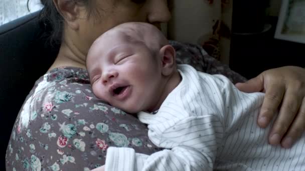 Adorável Menino Recém Nascido Descansando Ombro Das Mães Meio Dormindo — Vídeo de Stock