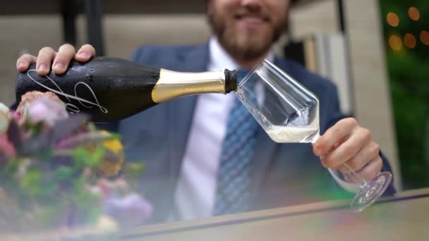 Sourire Barman Verser Vin Blanc Célébration Dans Verre Mariage Fantaisie — Video