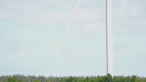 Hoja Turbina Viento Enorme Girando Contra Fondo Cielo Azul Claro — Vídeos de Stock