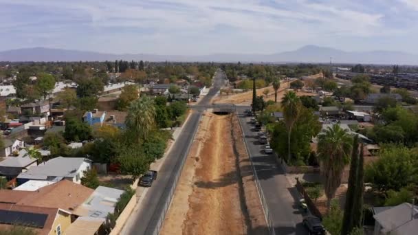 Laag Luchtschot Een Droog Kanaal Buitenwijken Van Bakersfield Californië — Stockvideo