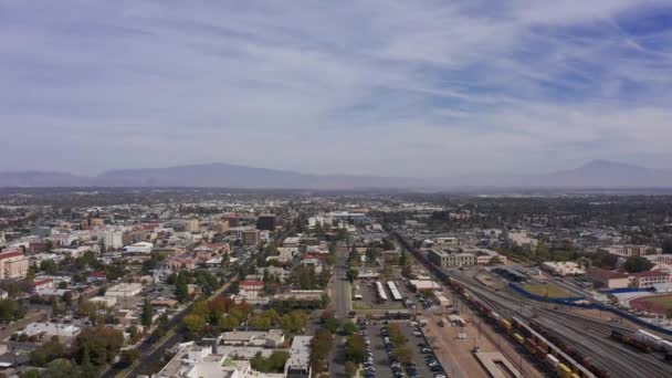 カリフォルニア州ベーカーズフィールドのダウンタウンの空中降下ショットを反転させます — ストック動画