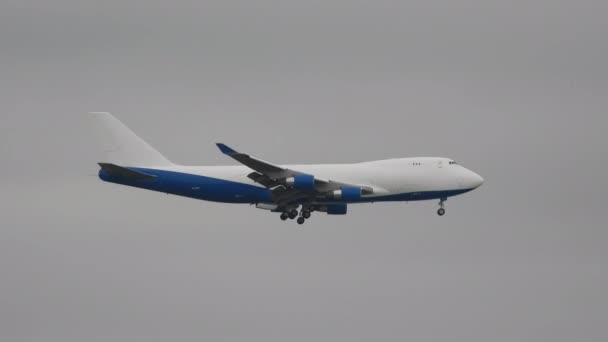 Pan Shot Rastreando Novo Avião Boeing 747 Freighter Cargo Sem — Vídeo de Stock