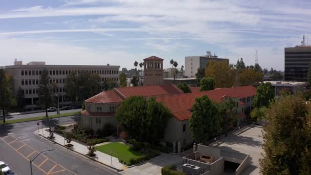 Tembakan Udara Rendah Dari Menara Lonceng Pusat Kota Bakersfield California — Stok Video