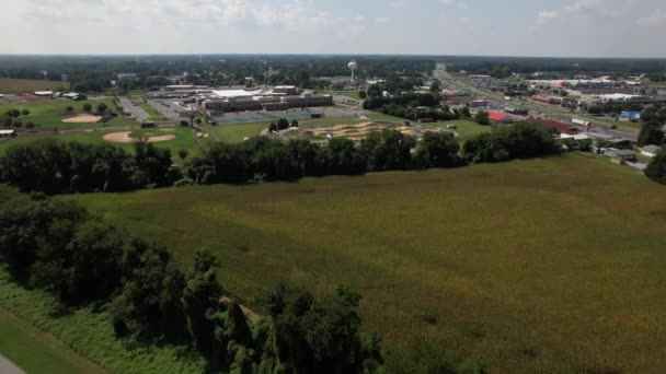 Vzdušný Výhled Otevřené Zelené Pole Vedle Prázdné Křivolaké Silnice Drone — Stock video