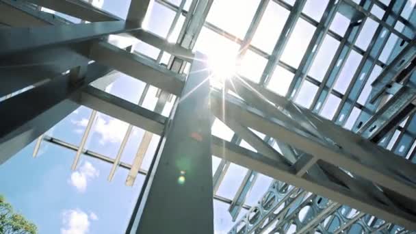 Stahl Fachwerk Struktur Des Hausdachs Mit Hellem Sonnenlicht Sommer Hintergrund — Stockvideo