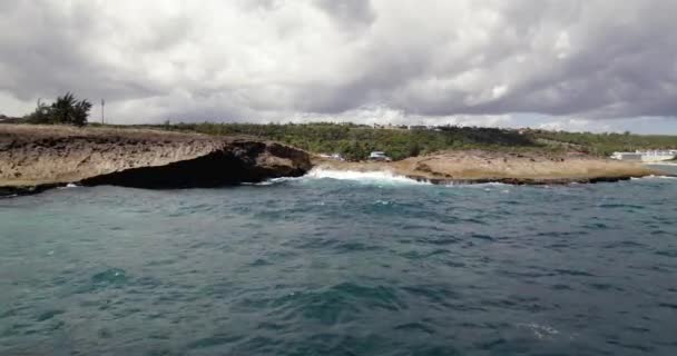 Повітряний Вид Низько Над Хвилями Вдаряється Скелю Відкриваючи Пляж Джобоса — стокове відео