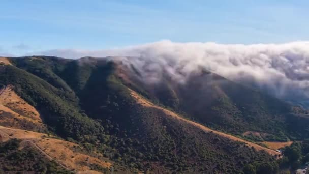 Κύμα Ομίχλης Κυλάει Πάνω Από Μια Βουνοκορφή Και Καίγεται Χρόνος — Αρχείο Βίντεο