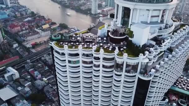 Drone Opnamen Van Beroemde Sky Bar Bangkok Thailand Bij Zonsondergang — Stockvideo