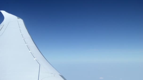 Ala Avión Blanco Frente Horizonte Azul Claro Pleno Vuelo — Vídeos de Stock