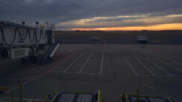 ボストン国際空港での日の出の時間の経過滑走路の飛行機で離陸し ゲートで — ストック動画