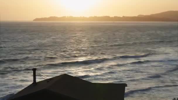 Silueta Srubu Strmé Ravine Oceánem Západem Slunce Pozadí Časový Odstup — Stock video