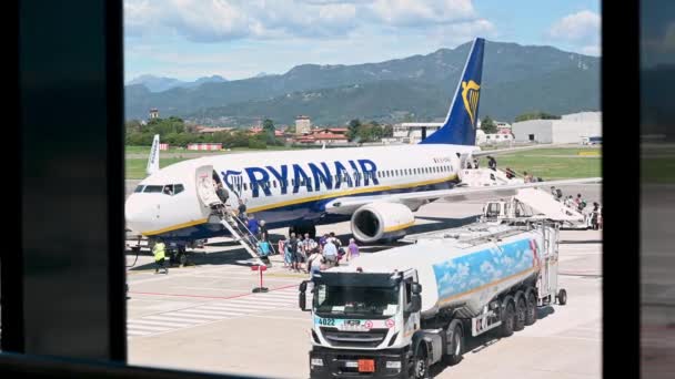 Επιβάτες Επιβίβασης Πτήση Της Ryanair Στο Αεροδρόμιο Μπέργκαμο Της Ιταλίας — Αρχείο Βίντεο